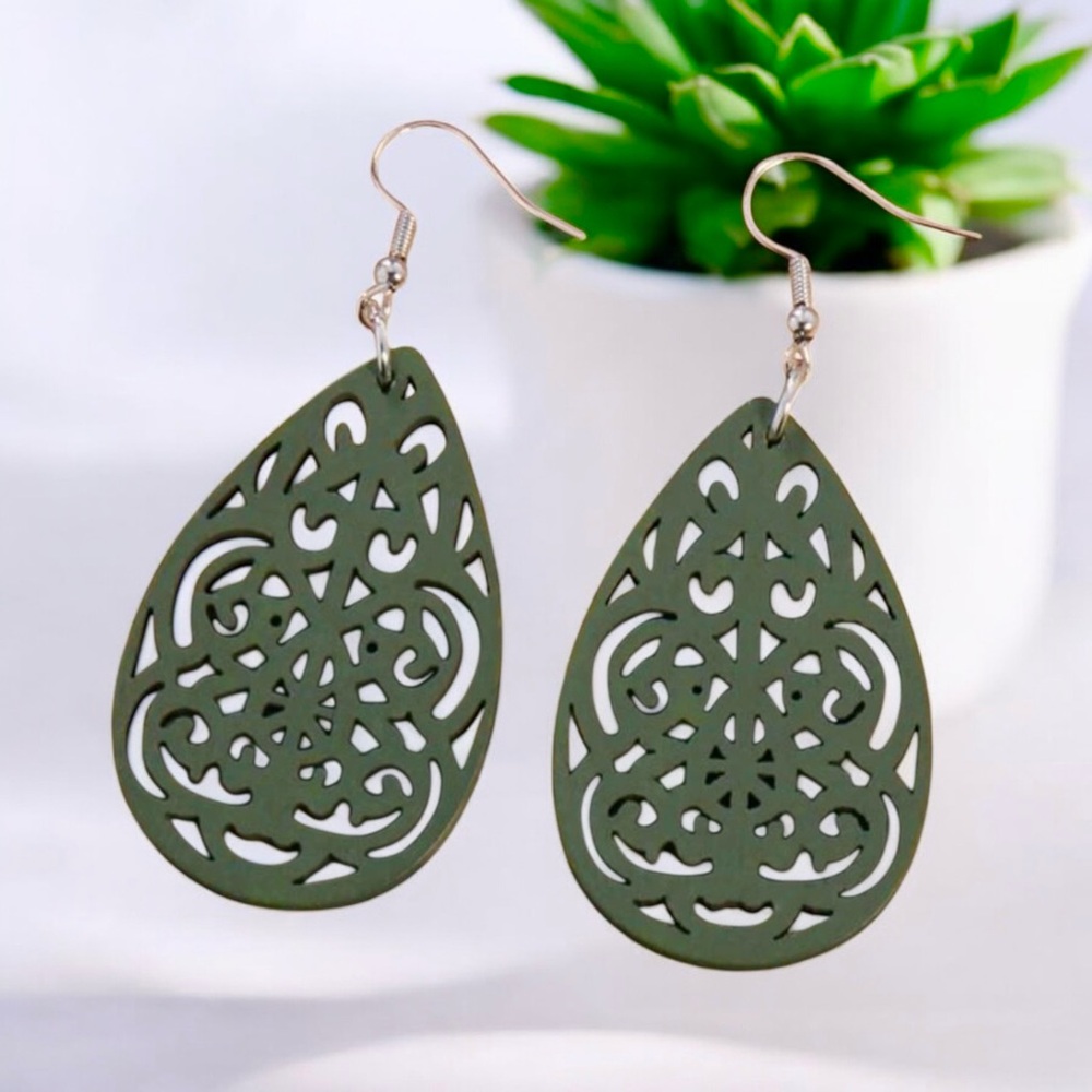 💚🆕💚Wooden Green Teardrop Earrings